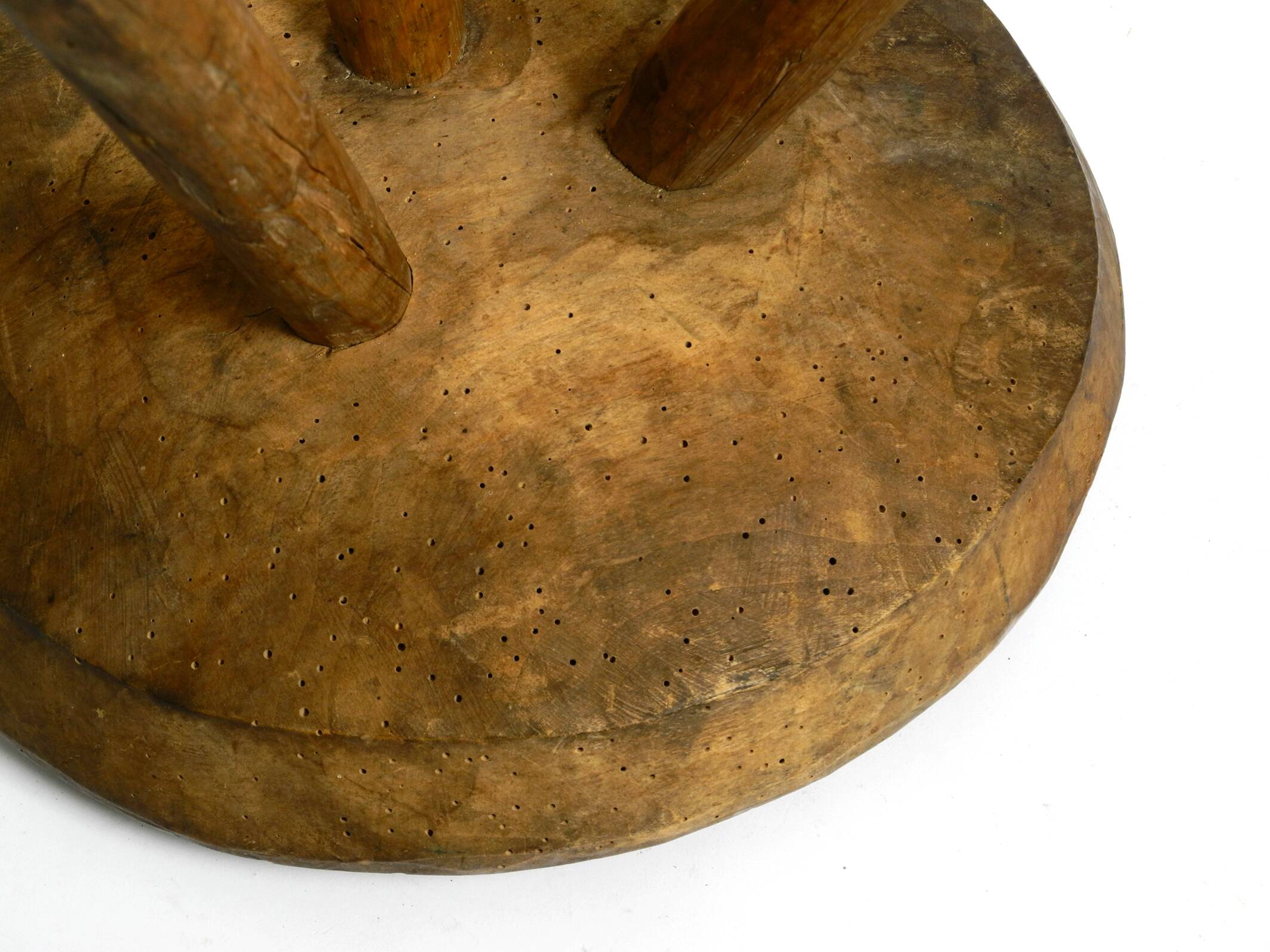 Tabouret en bois massif à trois pieds, sculpté à la main des années 1900, avec une patine fantastique.