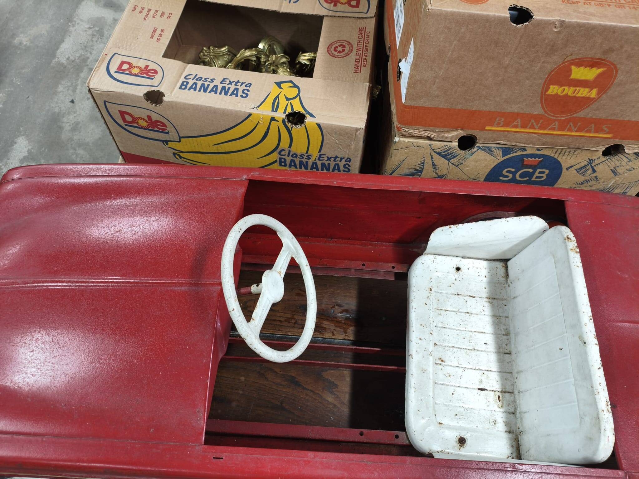 Voiture à pédales Vintage en métal rouge et blanc - Année 50/60