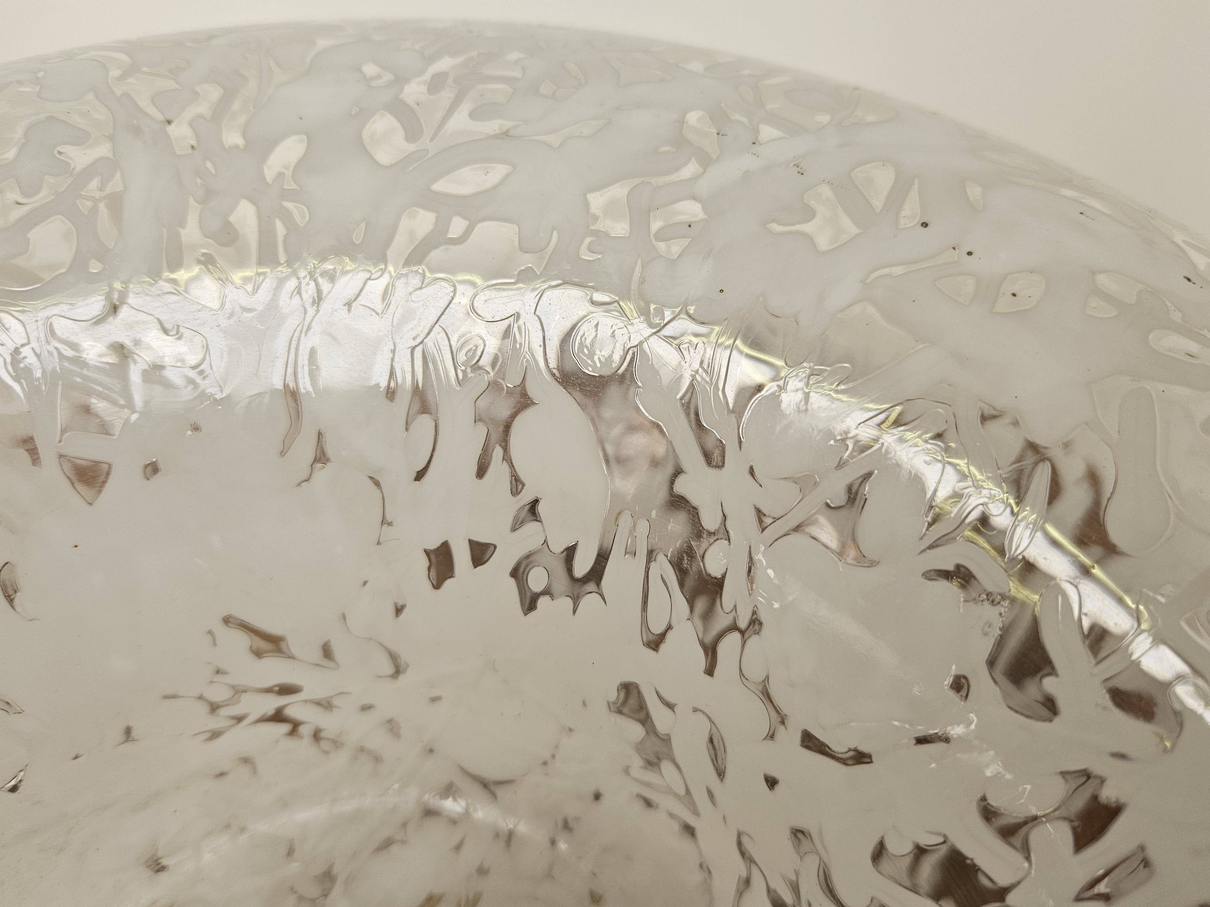 1970s table lamp in worked glass and gold metal