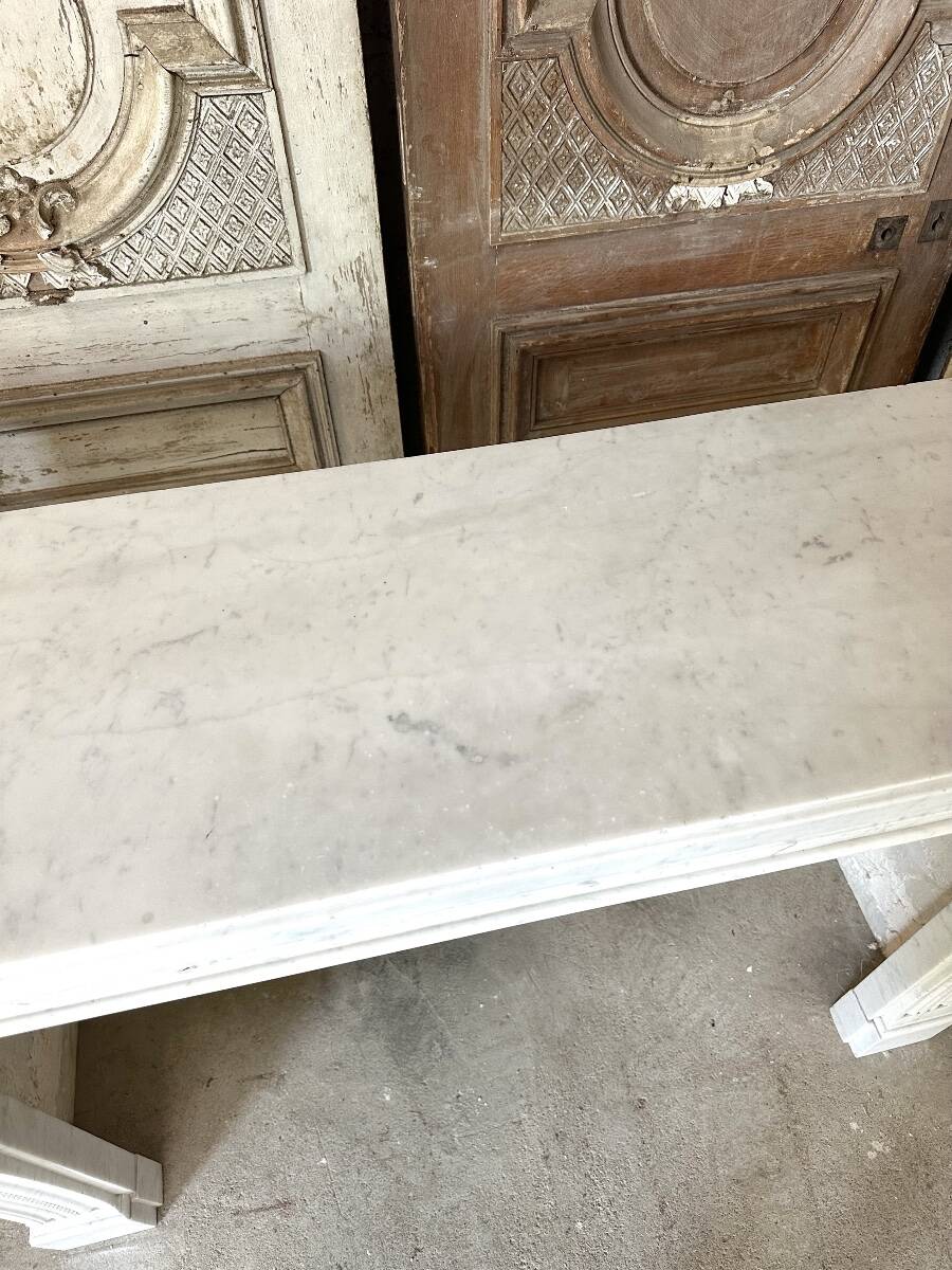 Louis XVI fireplace in white marble, 19th century.