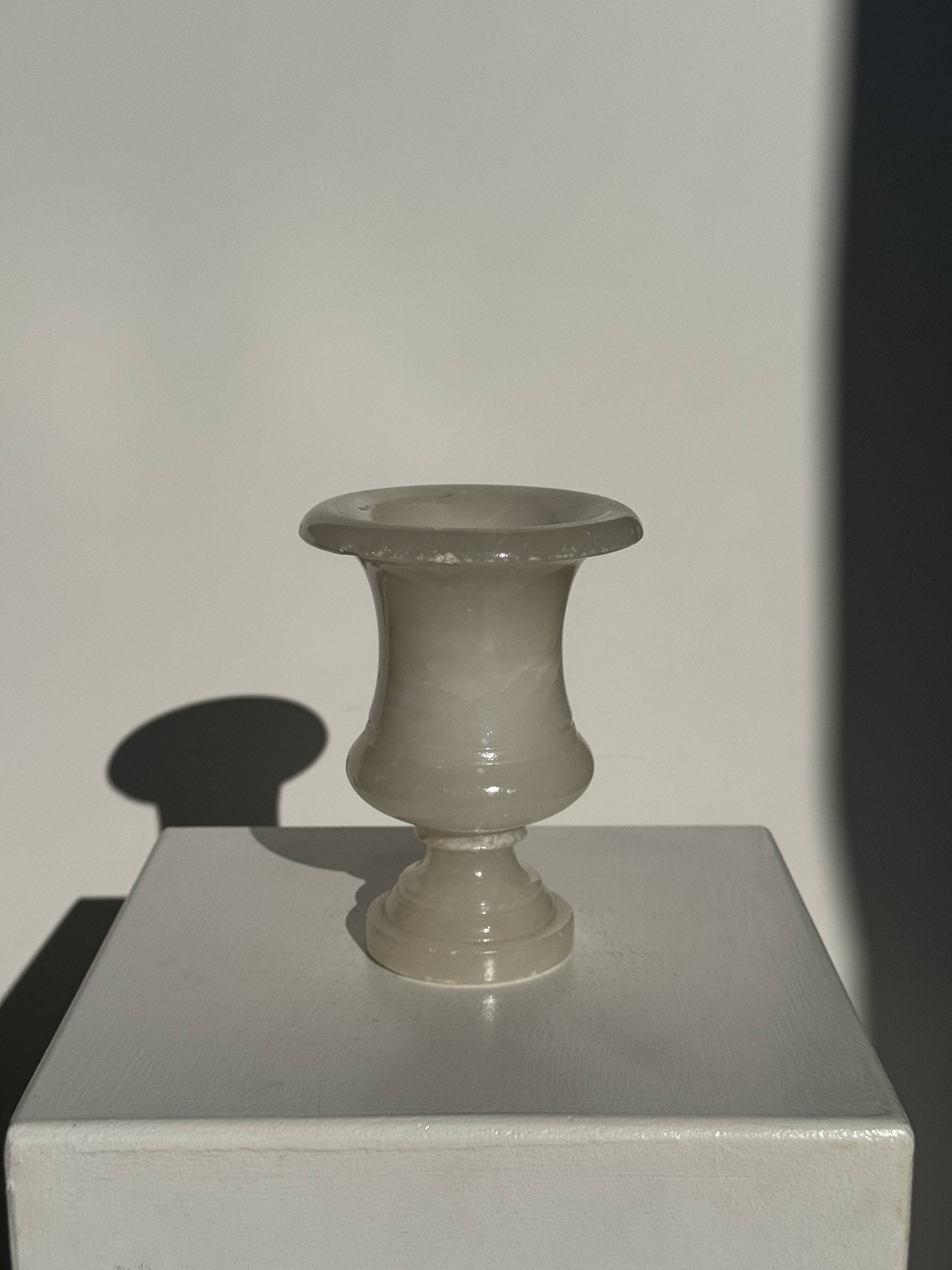 Small Médicis vase in alabaster H15.5 D11