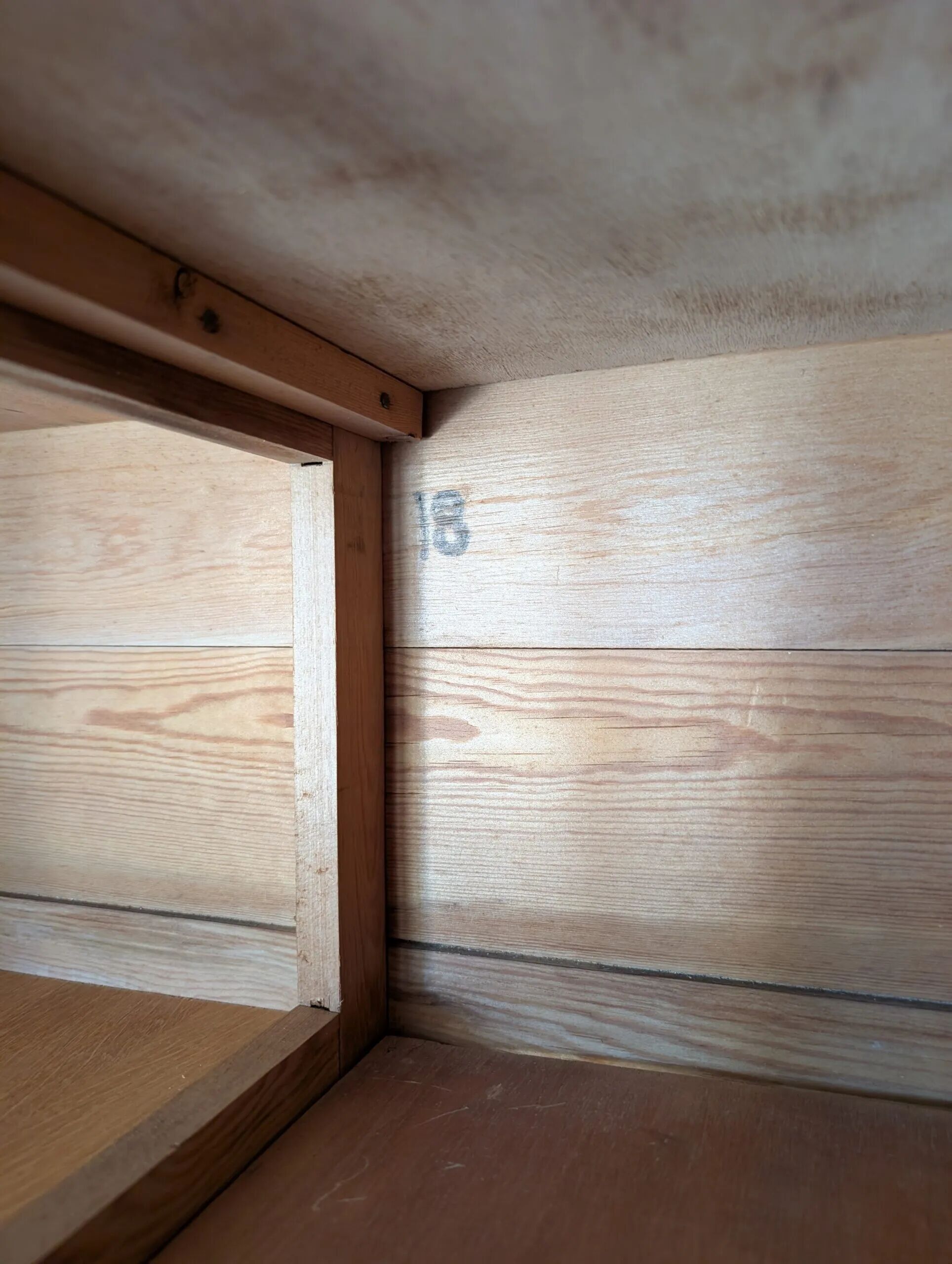Ancien meuble à casiers en pin – 24 compartiments