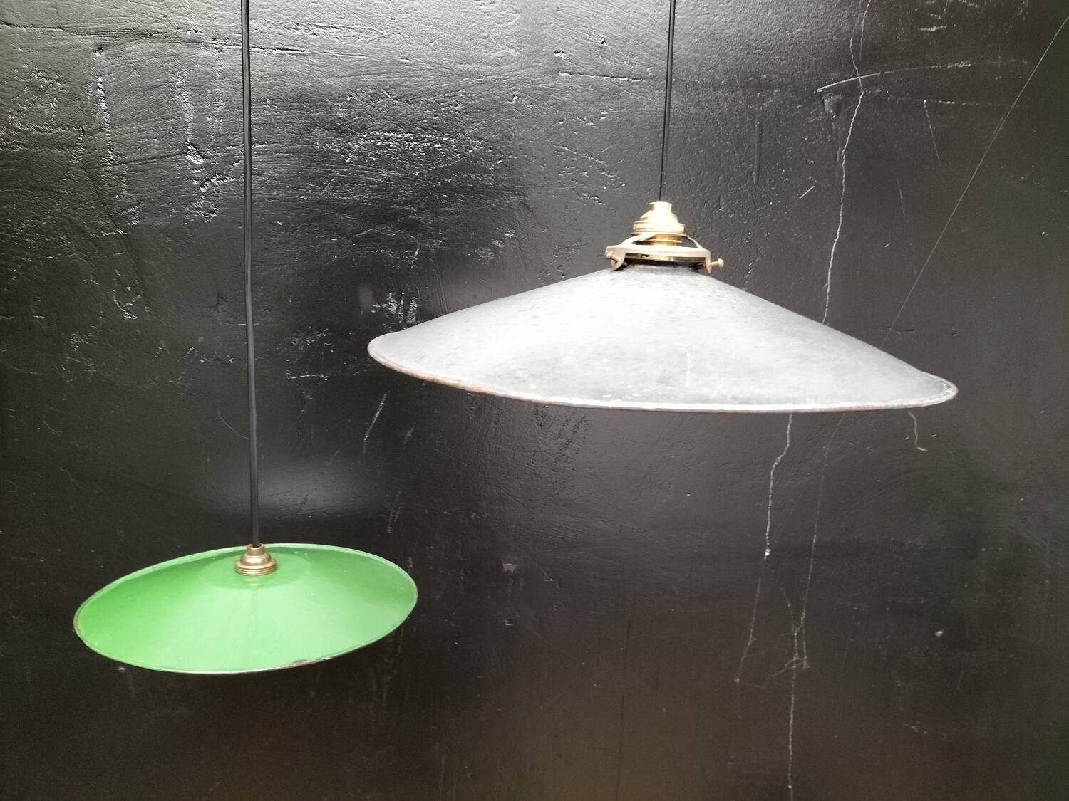 Suspensions in enamelled sheets