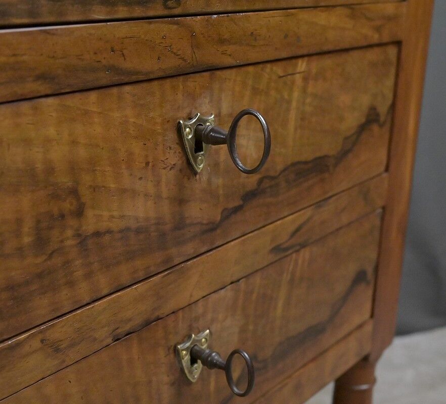 Petite table de salon en noyer, style Louis-Philippe – Milieu XIXe