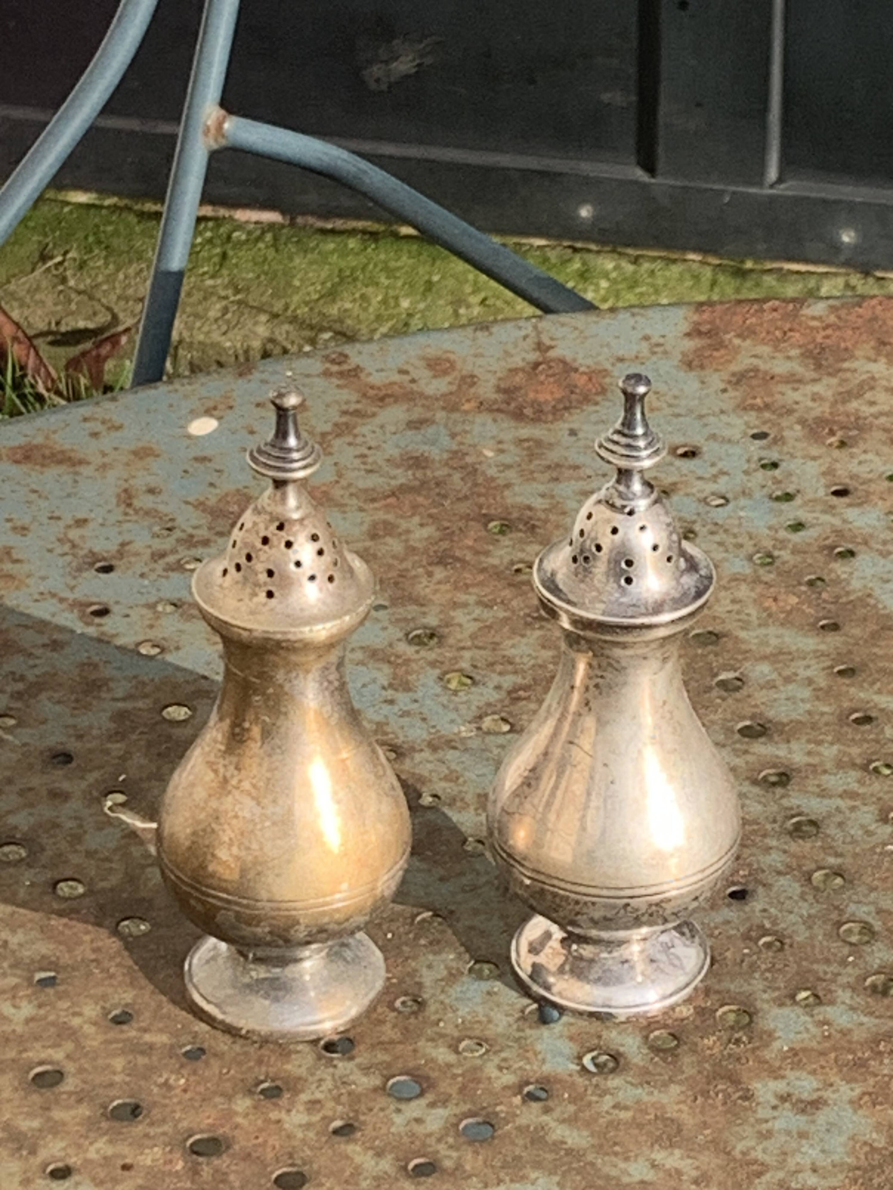 Pair of salt and pepper salt and pepper pots, in old, elegant silver metal