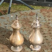 Pair of salt and pepper salt and pepper pots, in old, elegant silver metal