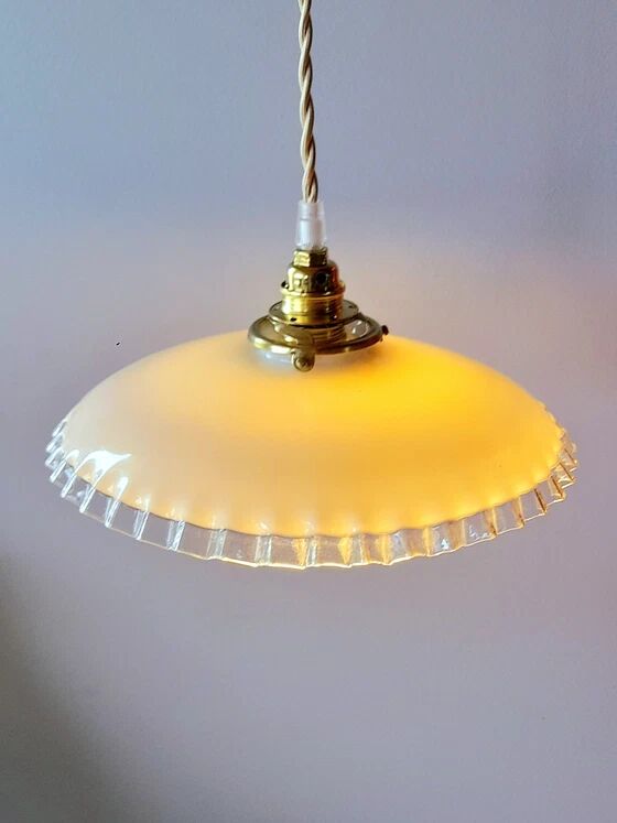 Suspension in pleated opaline