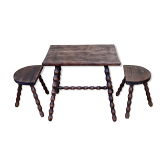 Table et tabourets d'enfant tripodes en bois massif de style breton