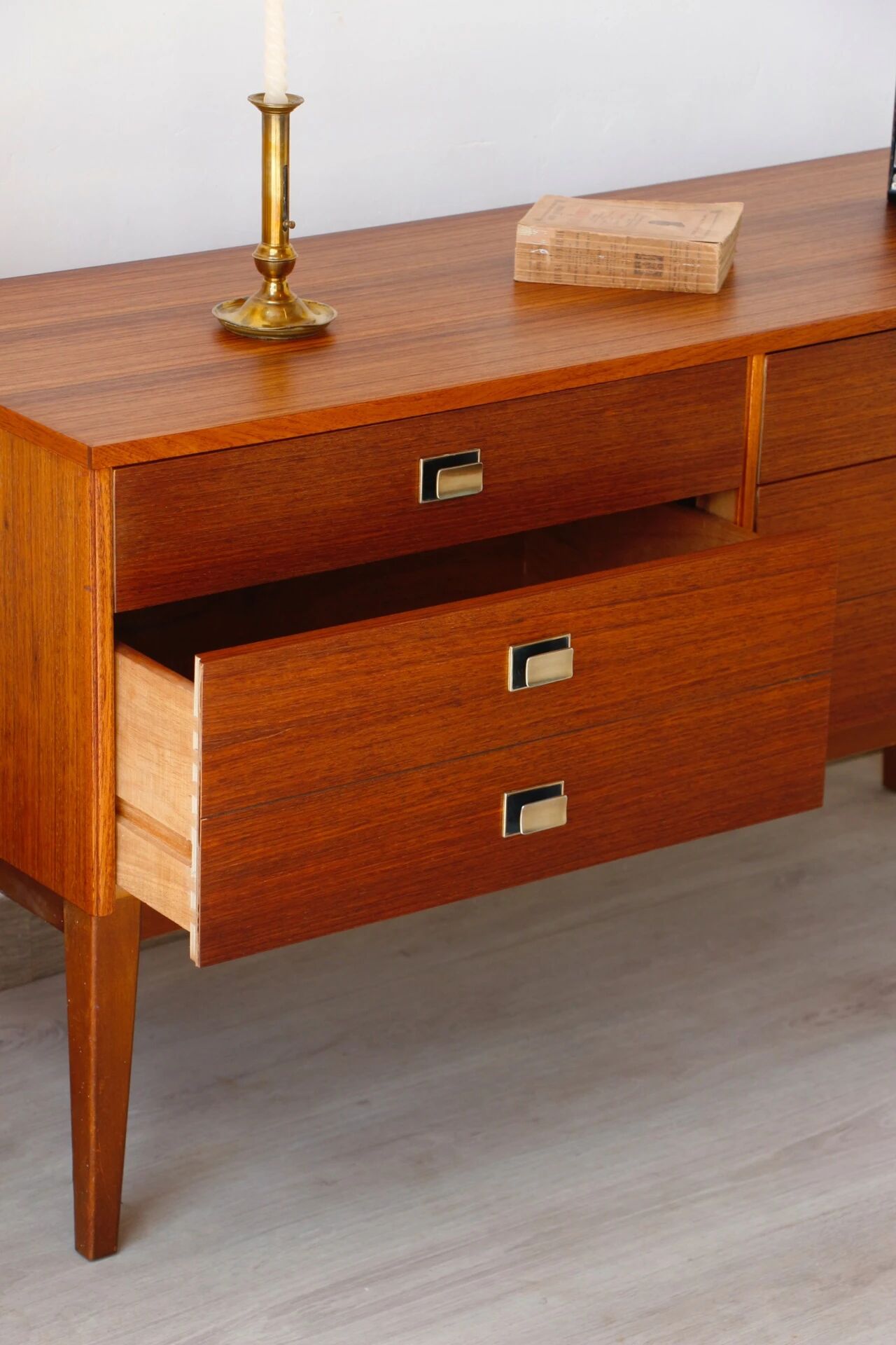 Vintage teak and zebrano chest of drawers: elegance of the 60s.