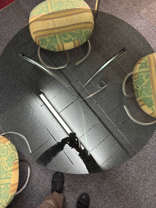 Table ronde en verre avec 3 chaises vintages