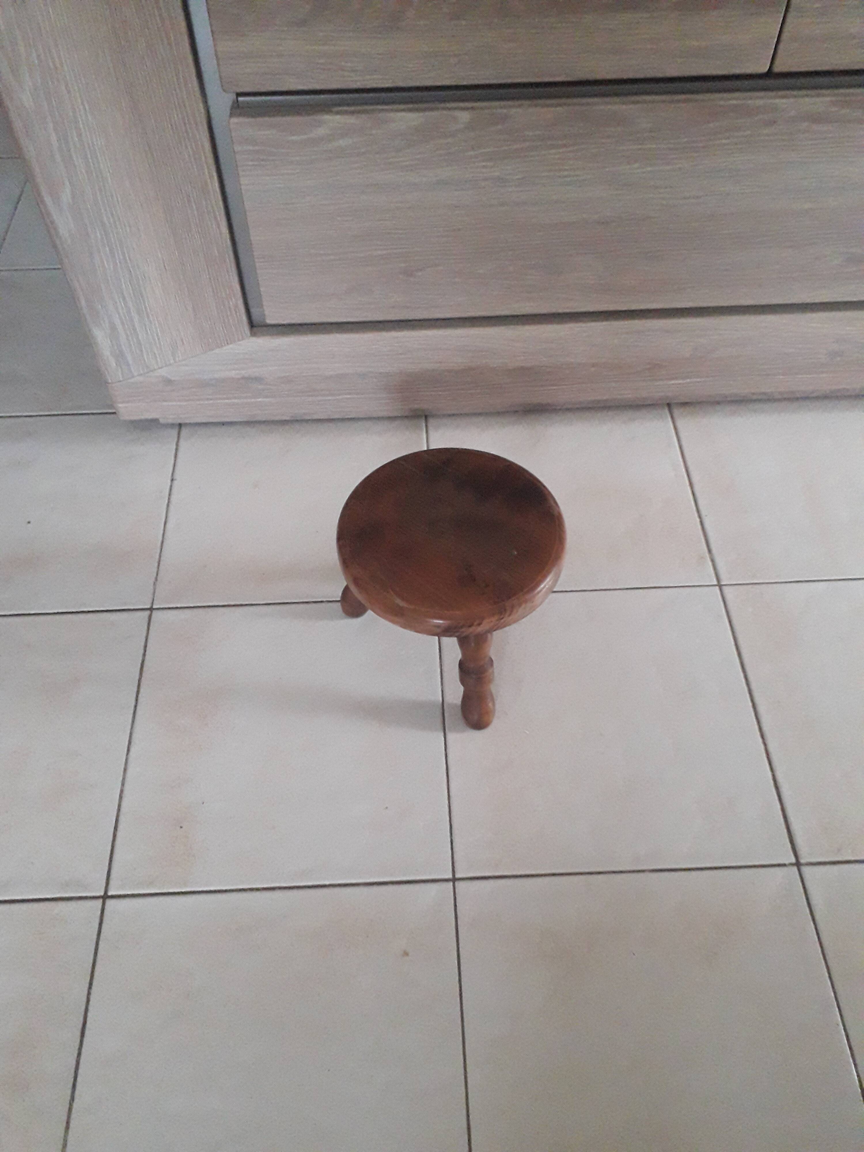Petit tabouret à 3 pieds en chêne