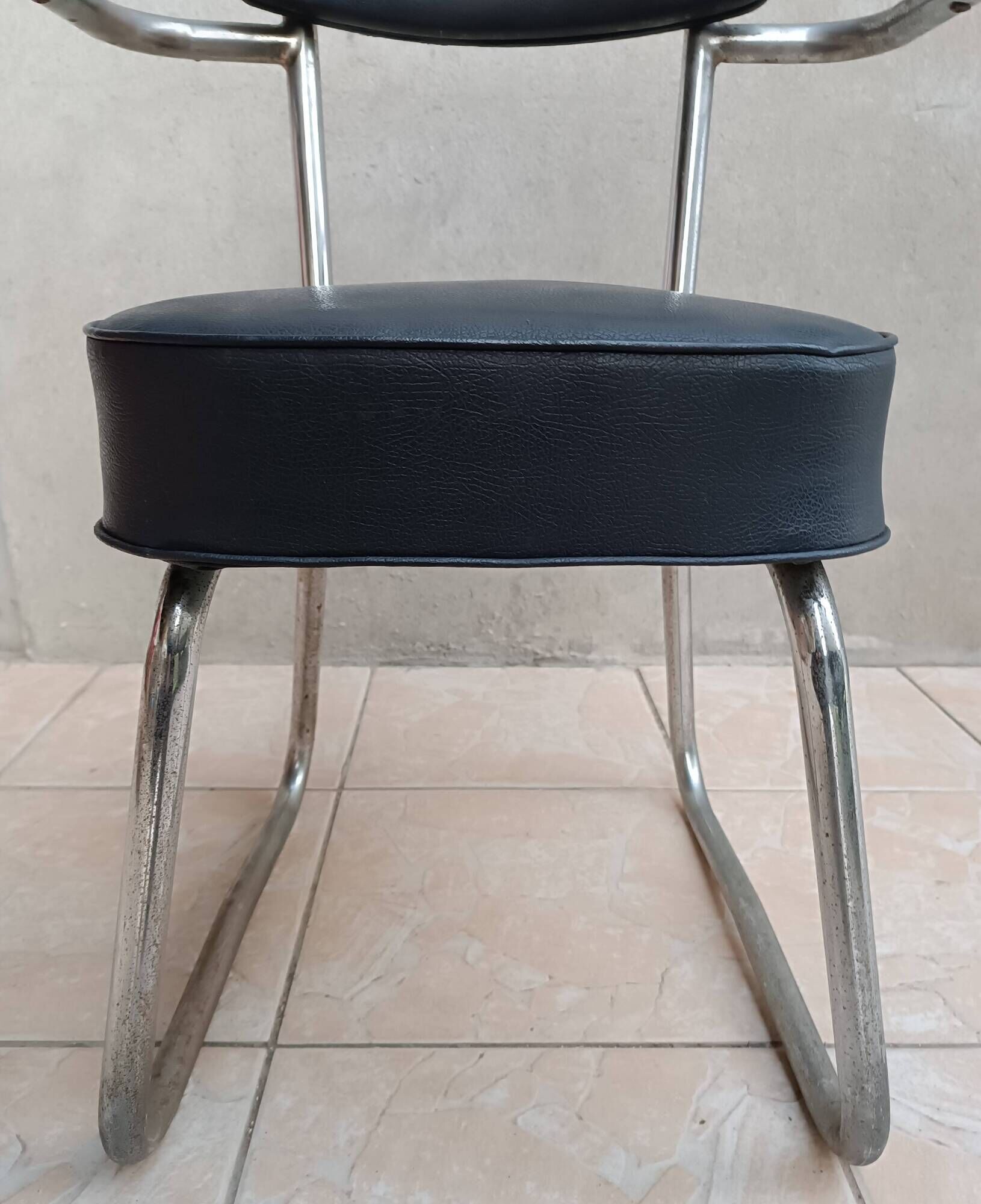 Vintage office chair in chrome metal and faux leather.