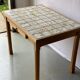 Table à manger de ferme vintage en bois massif carreaux céramique 105cm rénovée