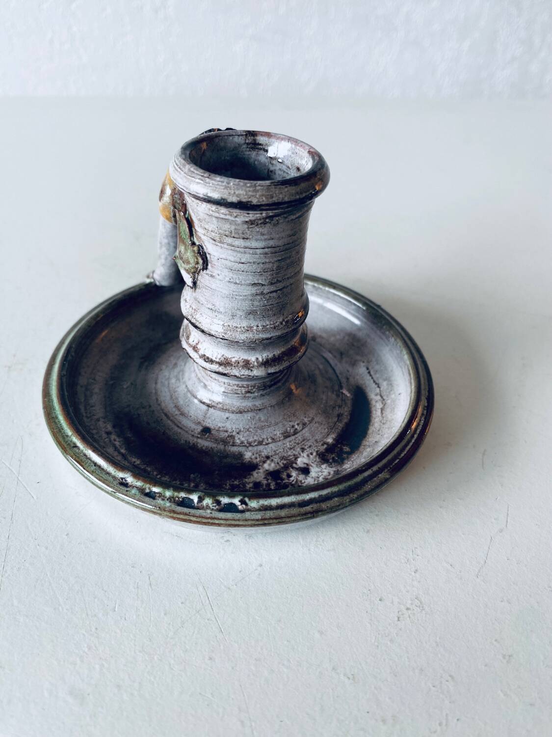 Ceramic candle holder with flower decor