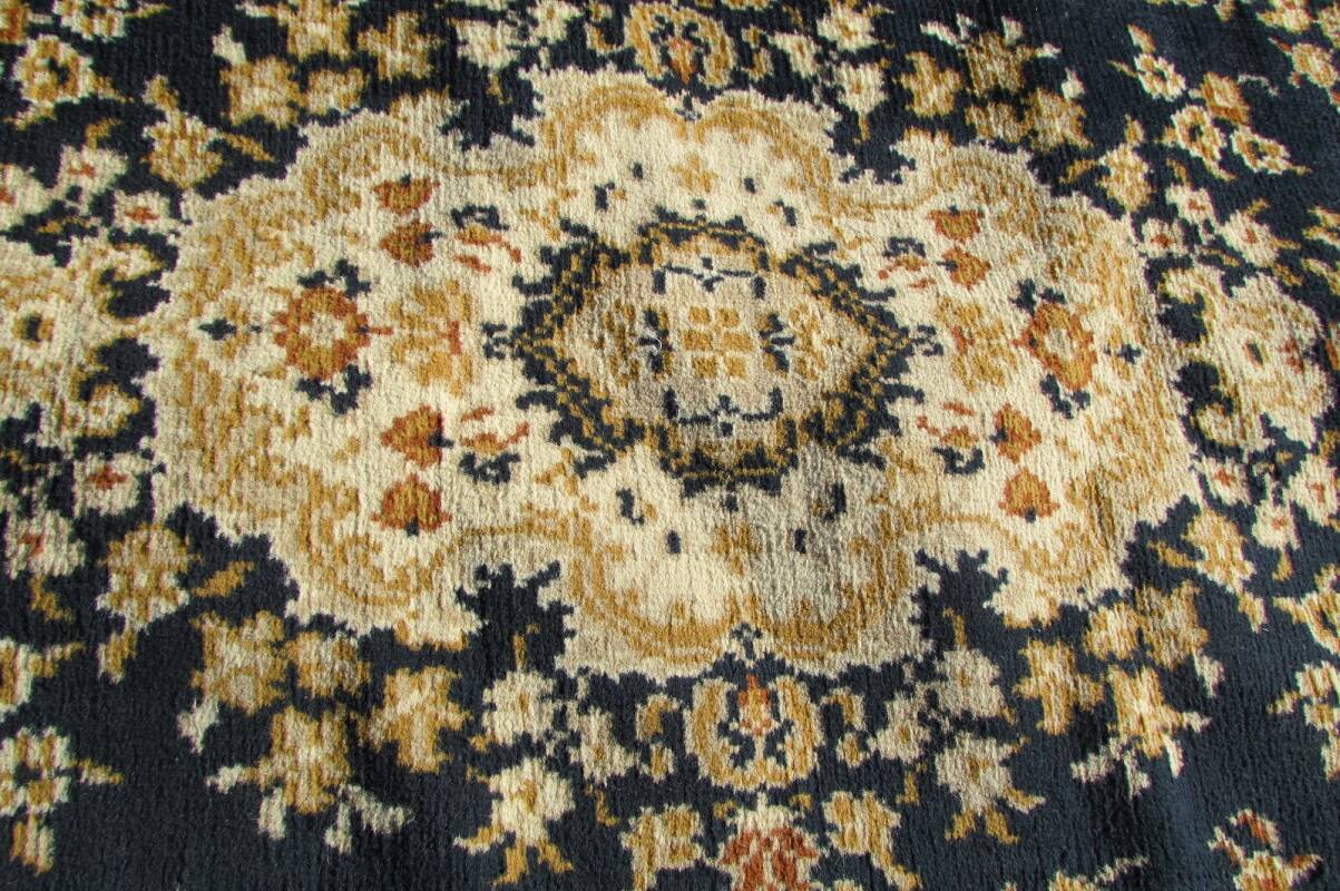 Mechanical blue rug: 178 x 127 cm