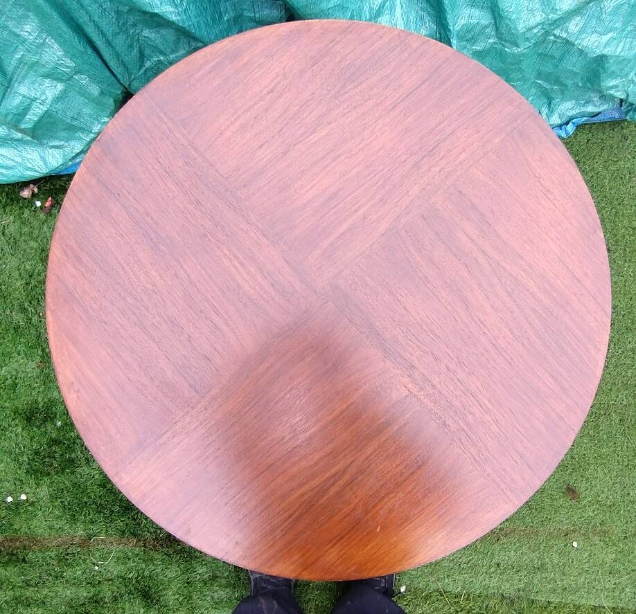 Round table resting on 4 unscrewable legs