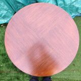 Round table resting on 4 unscrewable legs