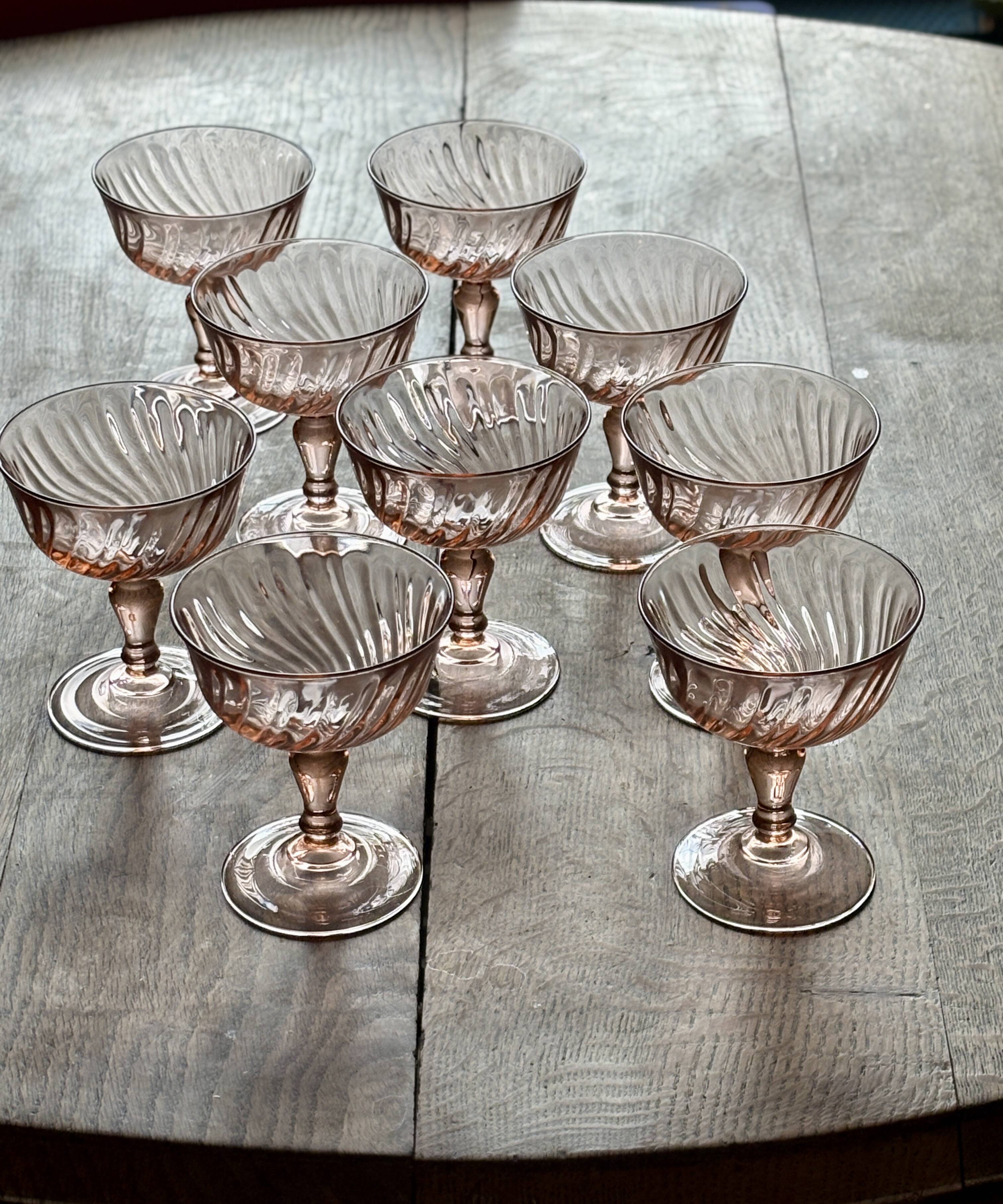 Lot de 9 coupes  à champagne vintage en rosaline