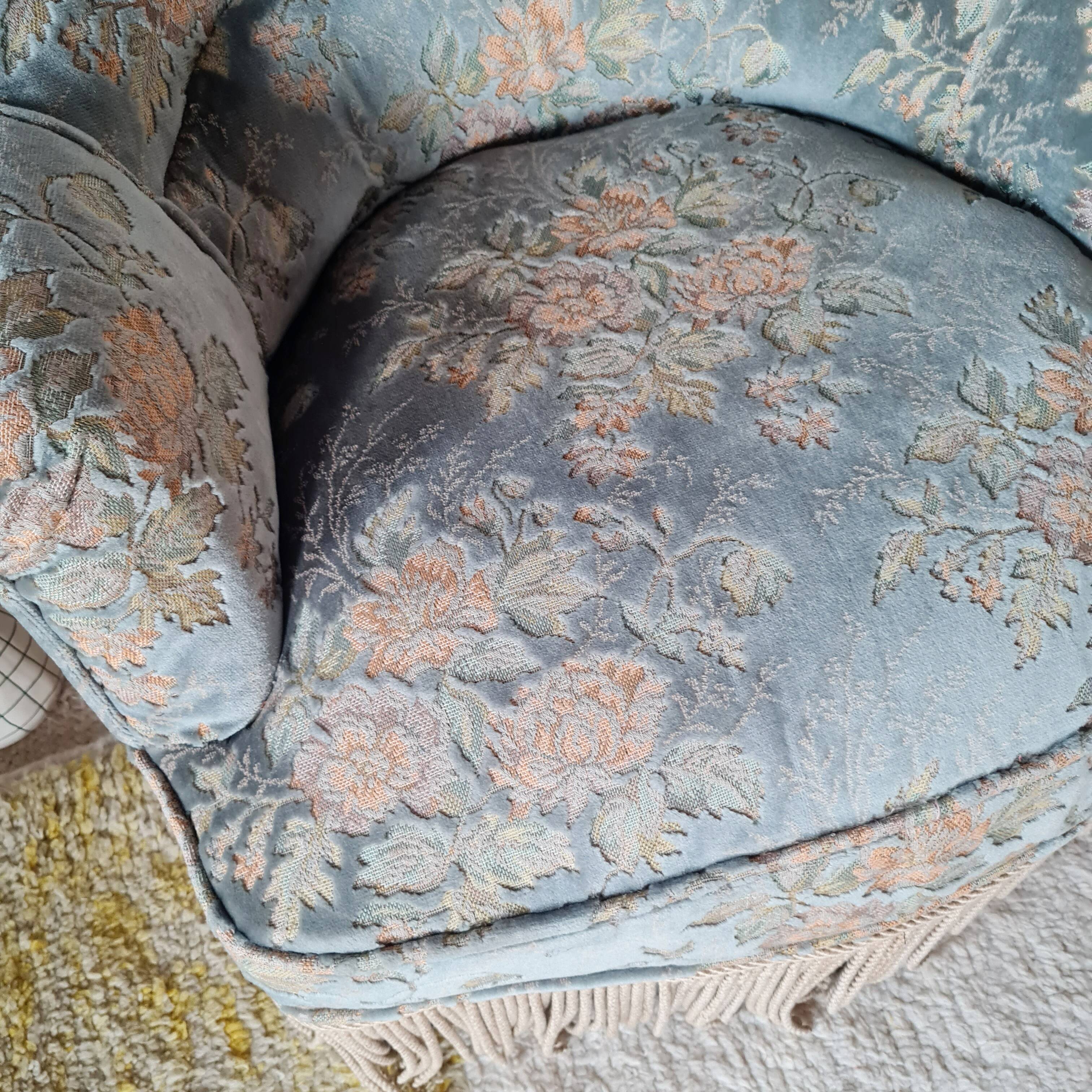 Fauteuil crapaud ancien velours fleuri avec franges