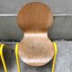 Chaises en bois et structure jaune