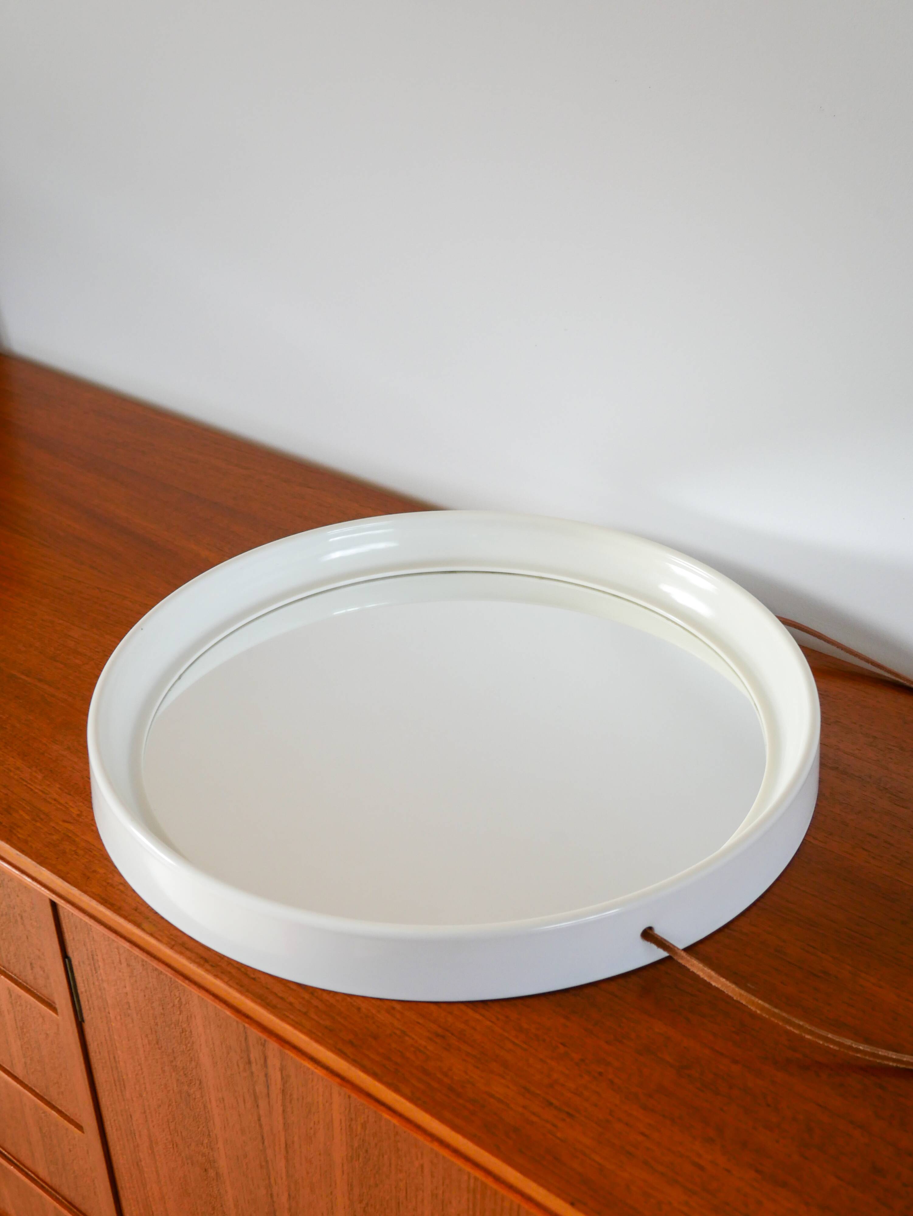 Miroir casquette design rond en plexi écru avec lanière en cuir 1970