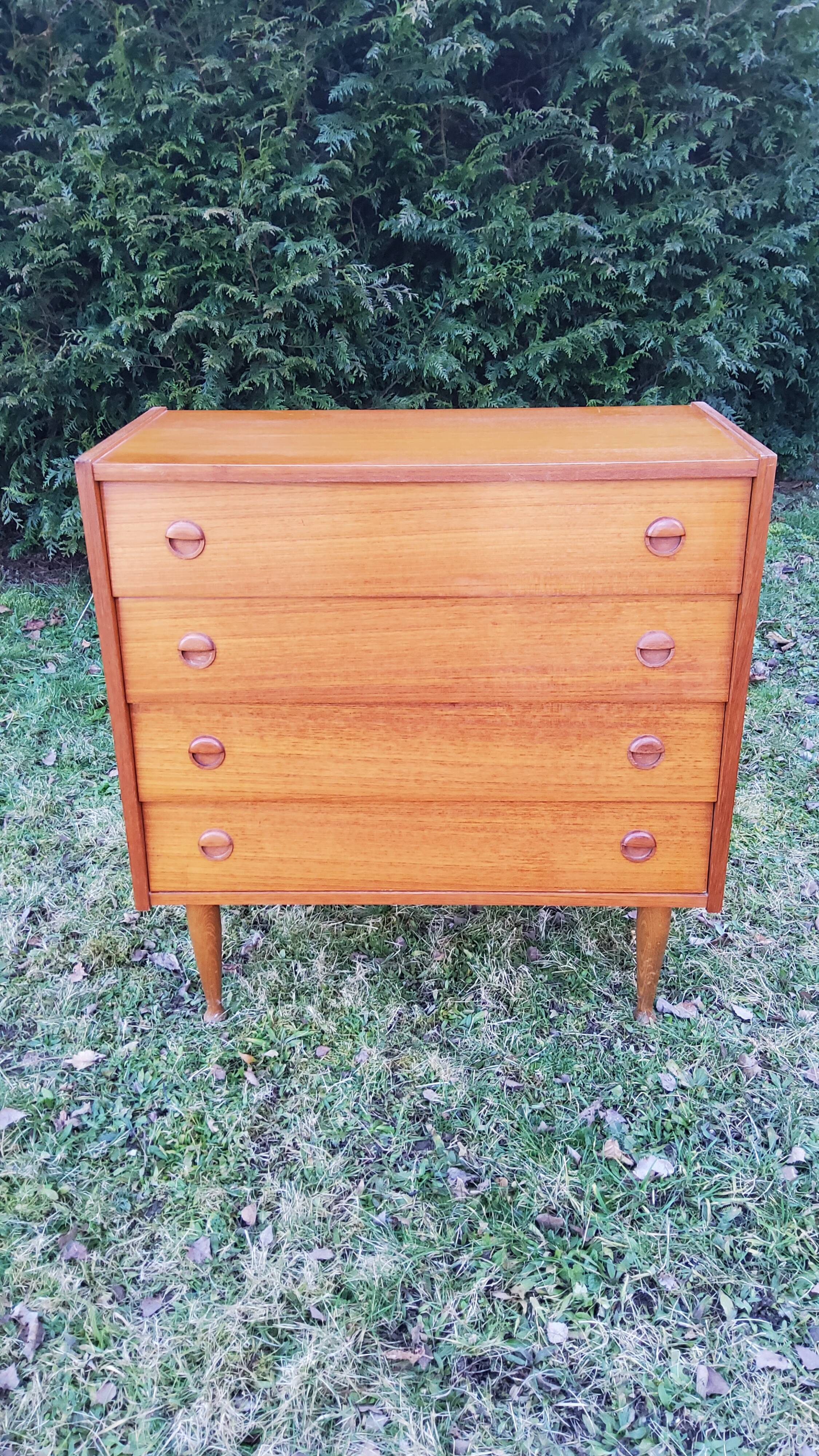 Scandinavian style teak chest of drawers from the 70s 4 drawers