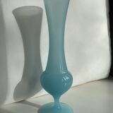 Vase en opaline bleu clair