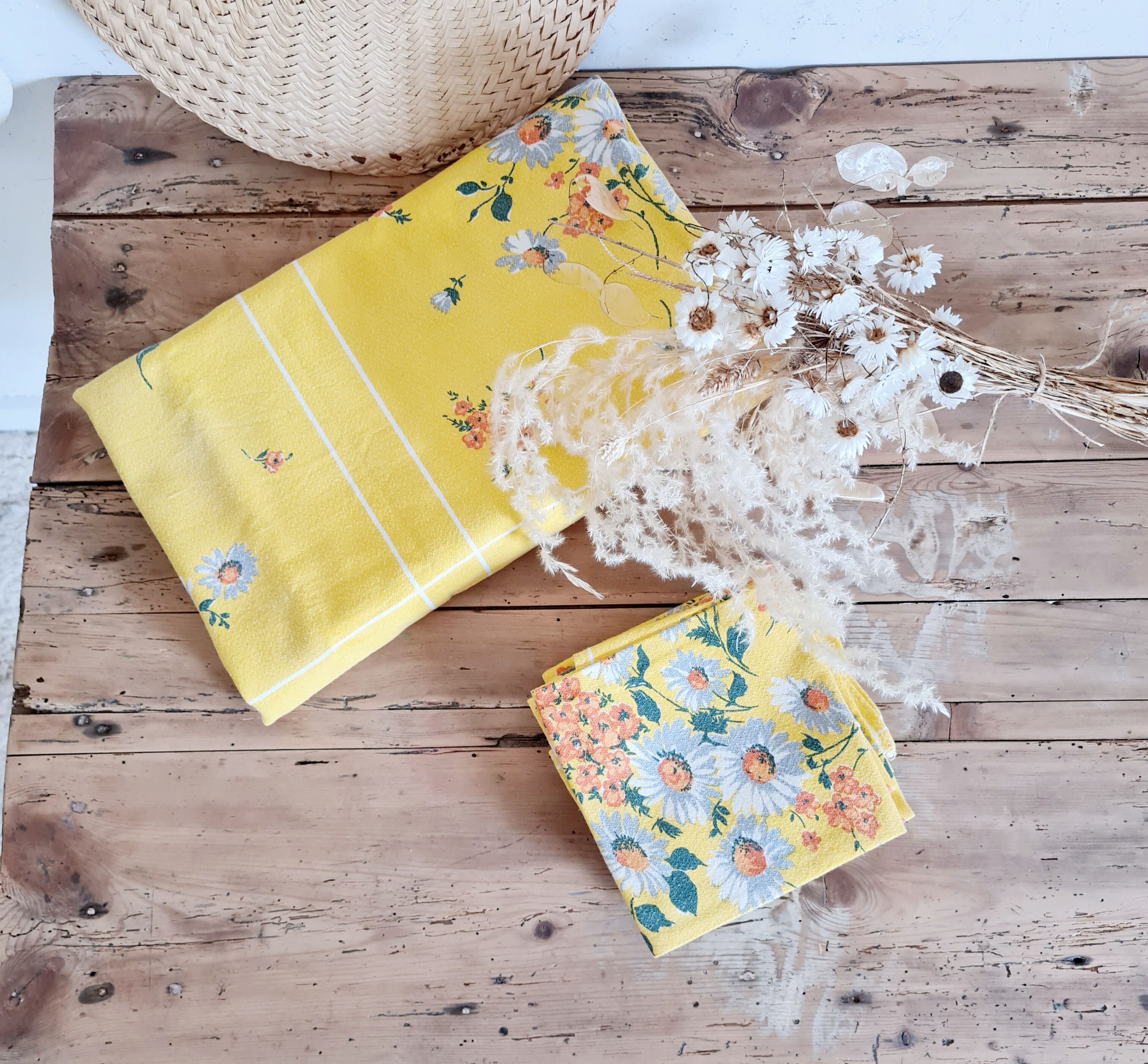 Tablecloth and 6 matching towels, flowers