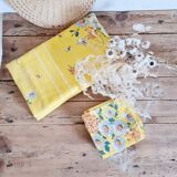 Tablecloth and 6 matching towels, flowers