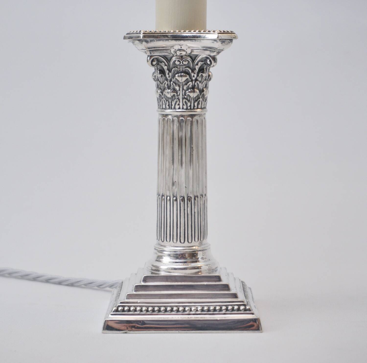 Paire antique de lampes de table en argent corinthien, William Hutton, années 1900, Royaume-Uni