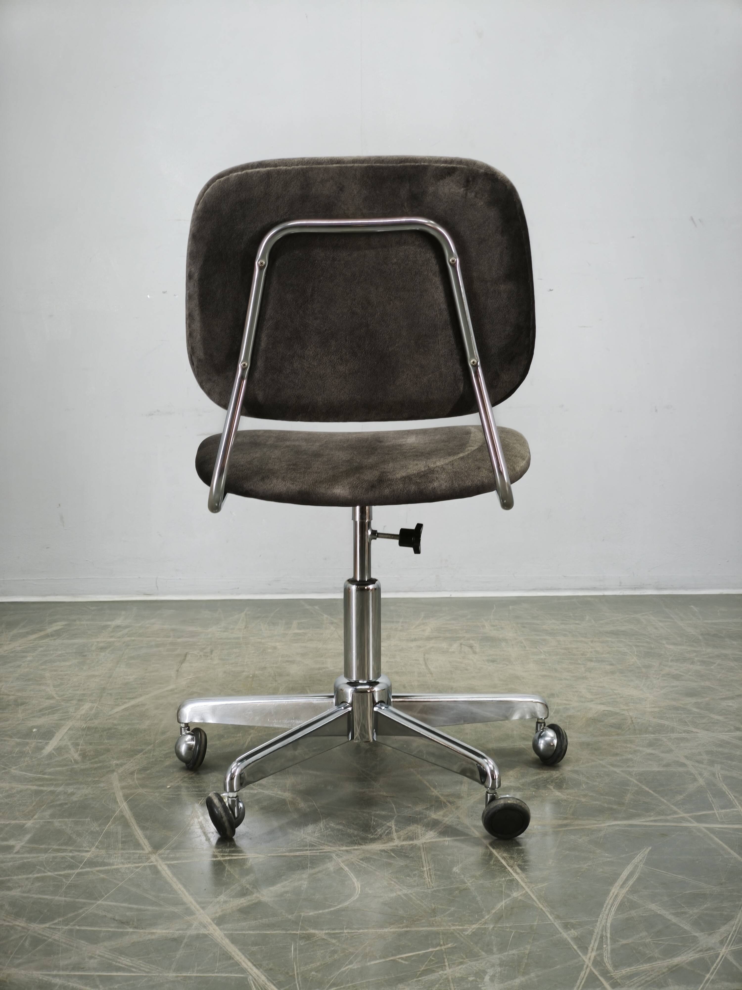 Italian Swivel Office Chair with Chrome Base, 1970s