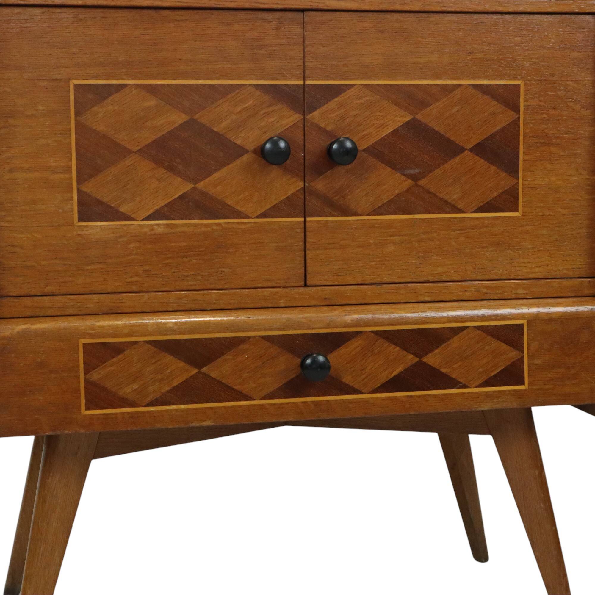 commode vintage à motif damier au design scandinave