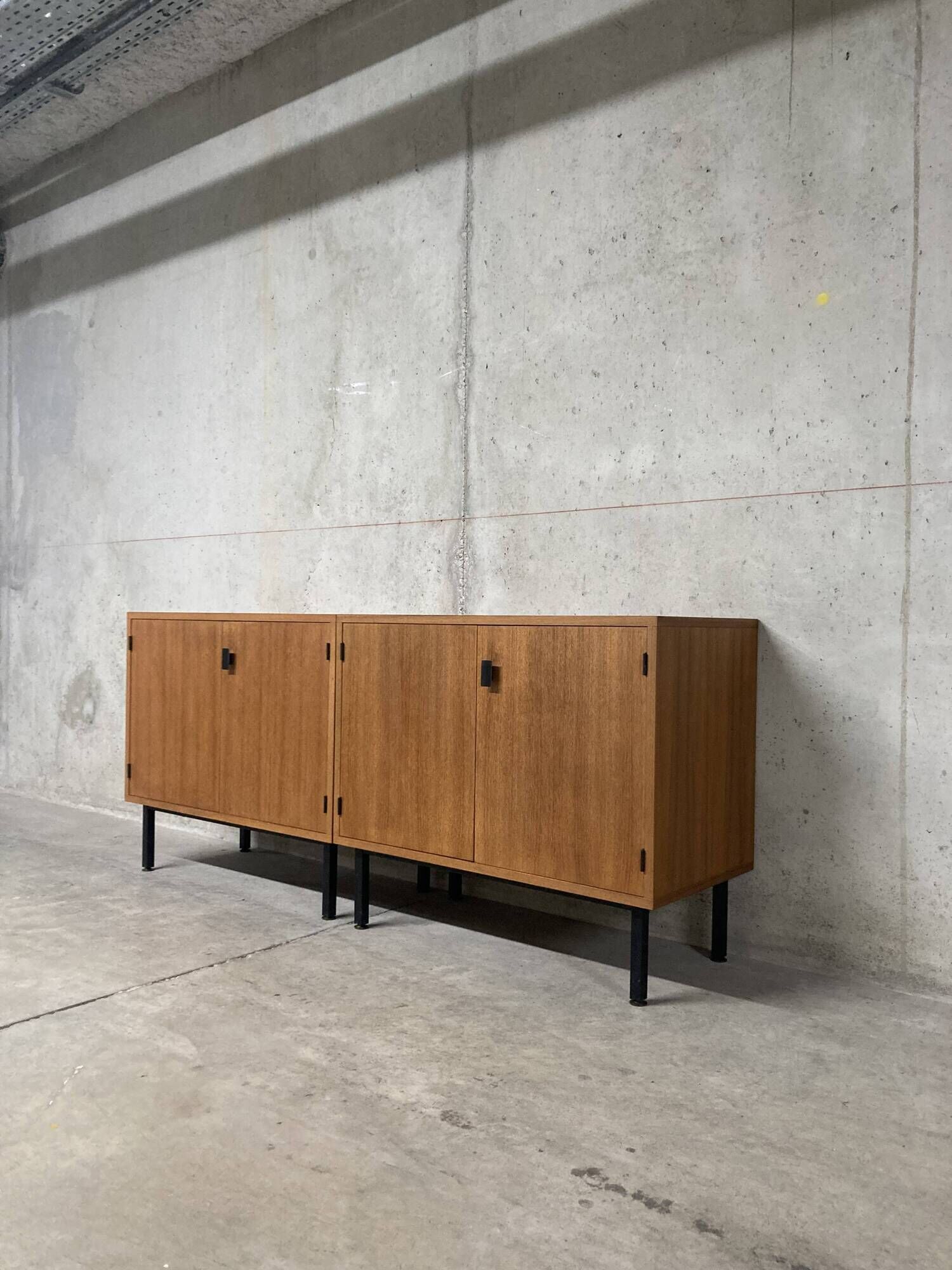 Enfilade moderniste deux buffets teck Antoine Philippon et Jacqueline Lecoq