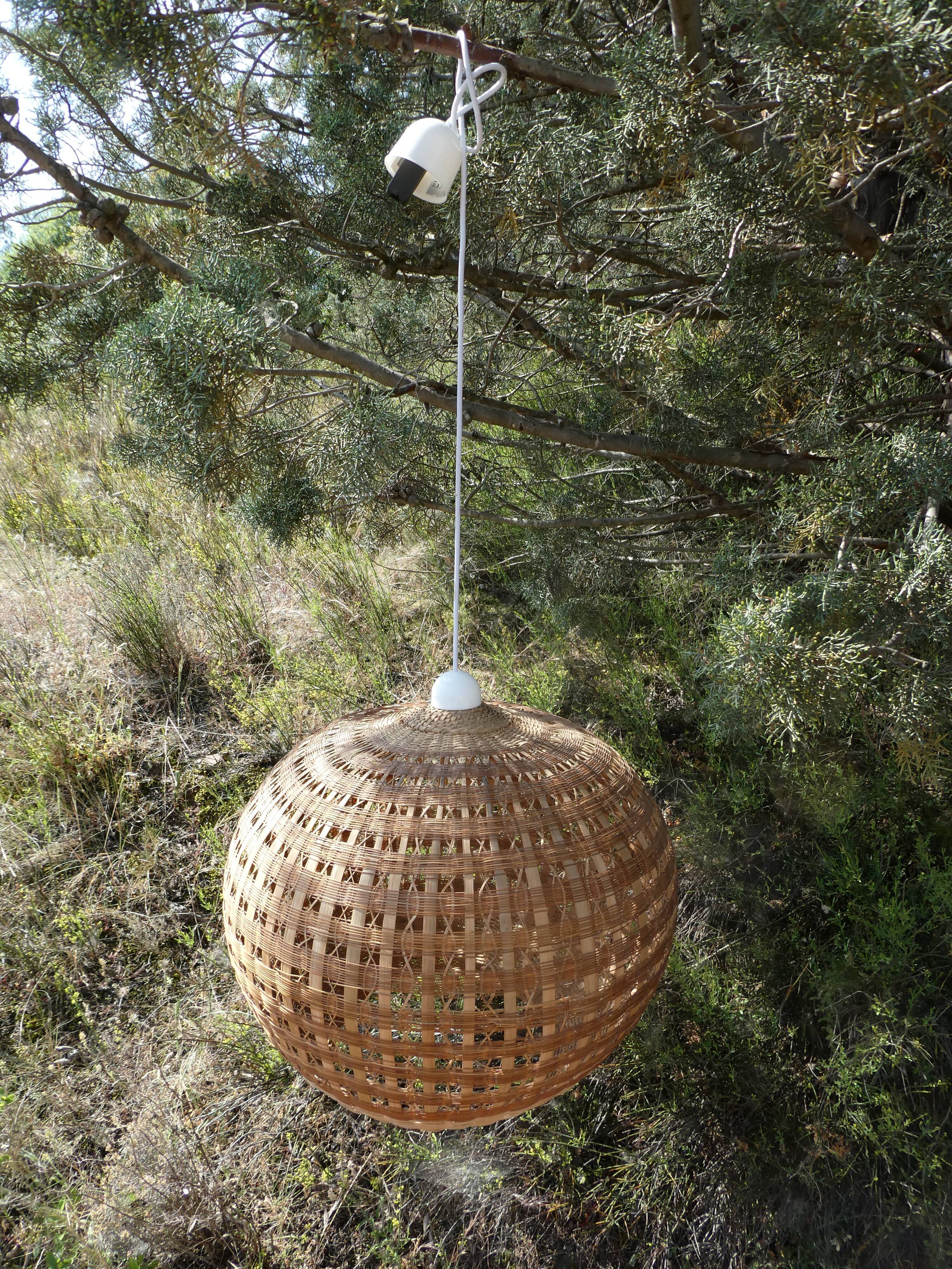 Suspension ball in rattan straw