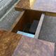 Table basse en loupe d'orme dissimulant bar