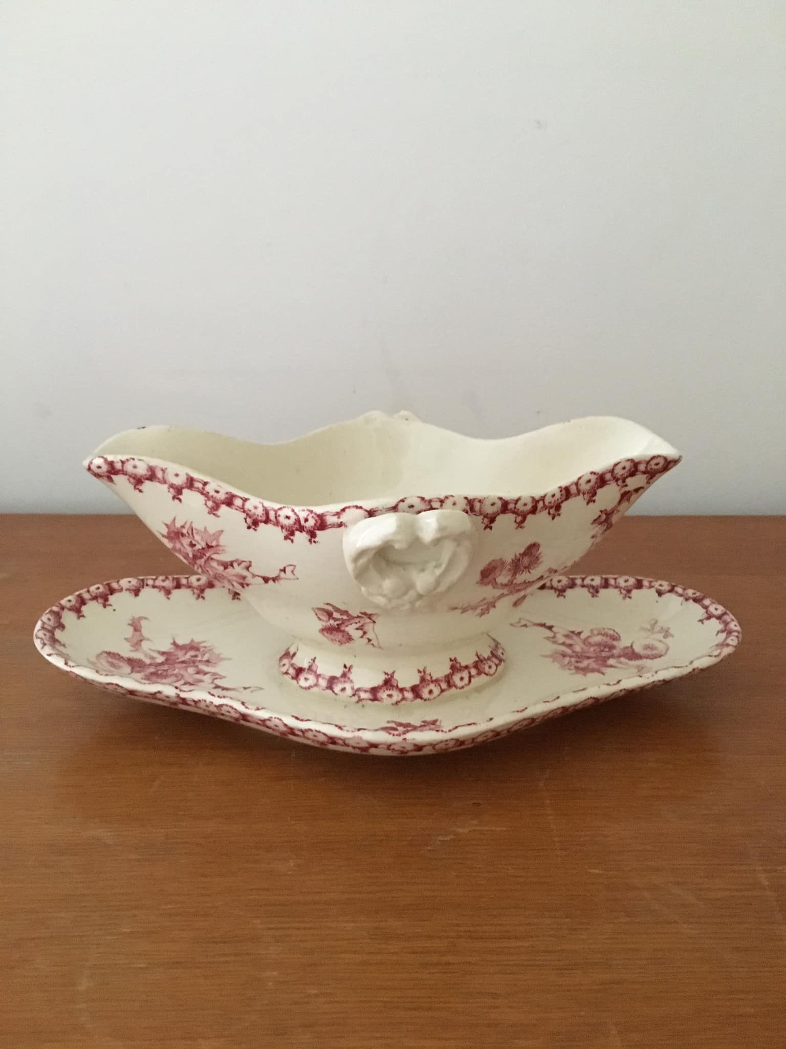 Sauce boat in opaque porcelain by gien, model "thistles". old pink color.