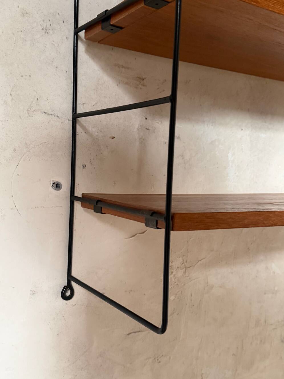 String Style Vintage Wire Wall-Mounted Bookshelf in Teak