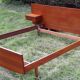 Lit style scandinave avec deux tables de nuit intégrées
