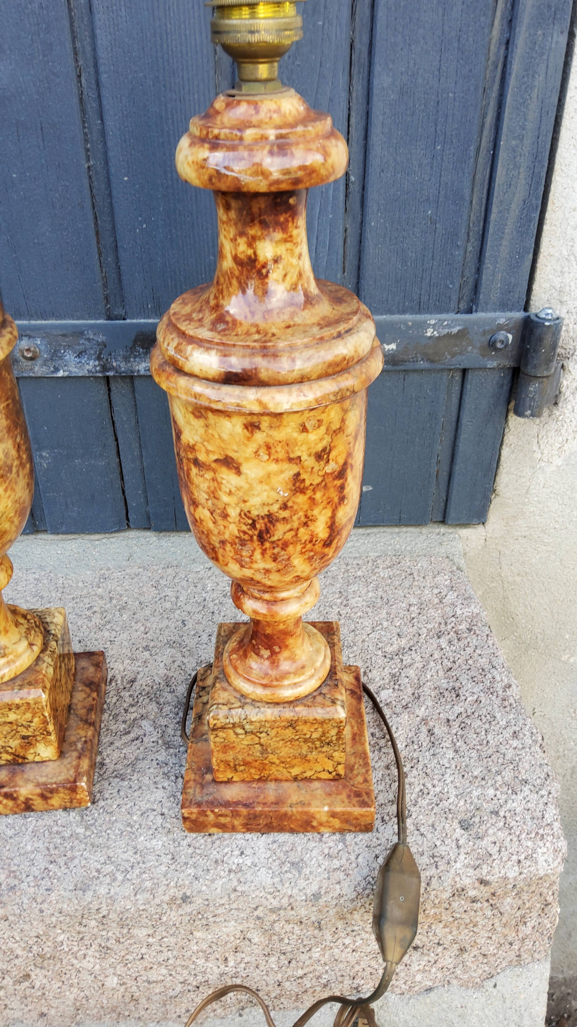 Paire de pieds de lampes des années 70 en albâtre