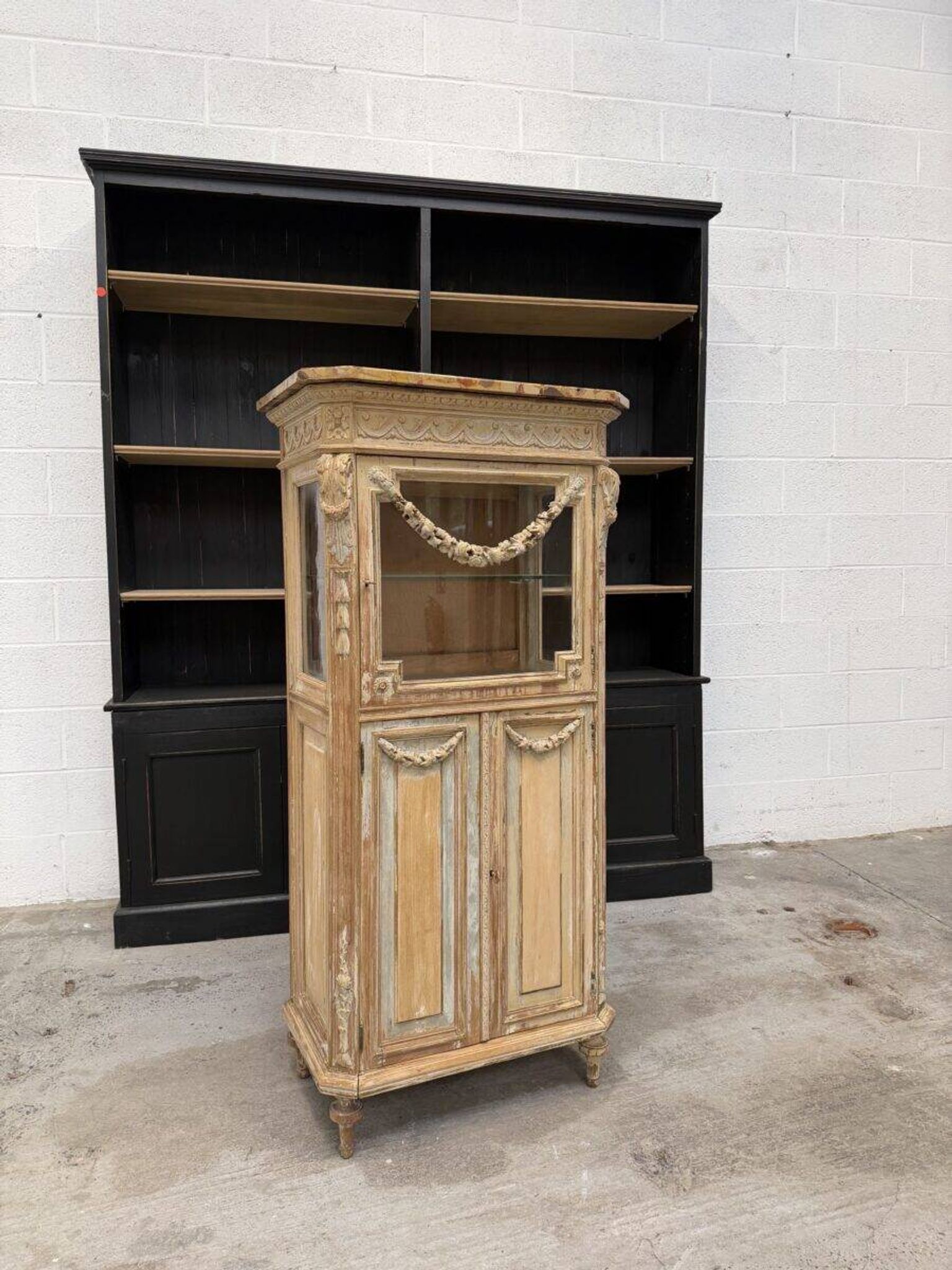Louis XVI display cabinet from the early 20th century.
