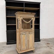 Louis XVI display cabinet from the early 20th century.