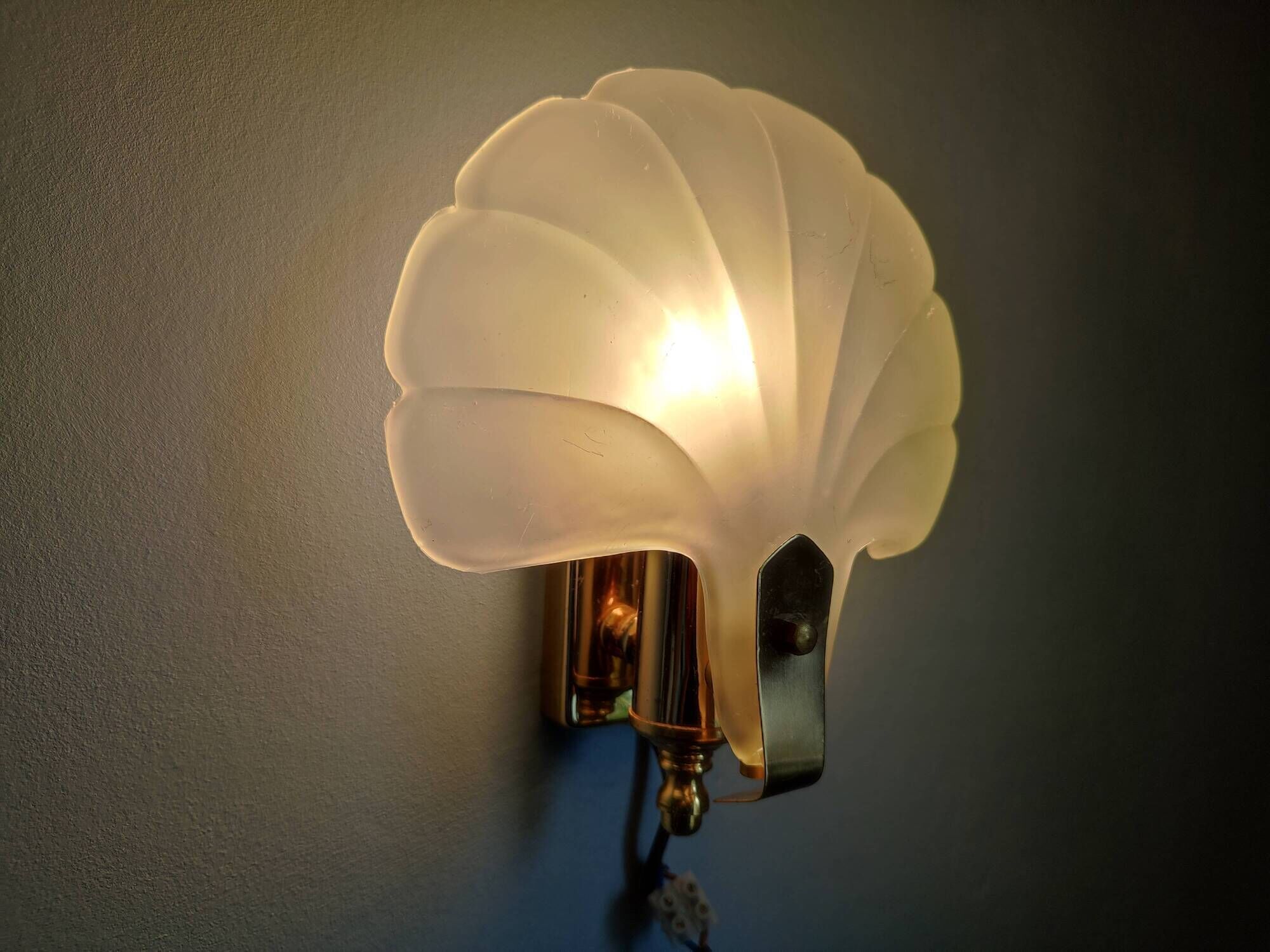 Shell-shaped wall lamp in frosted glass and vintage brass