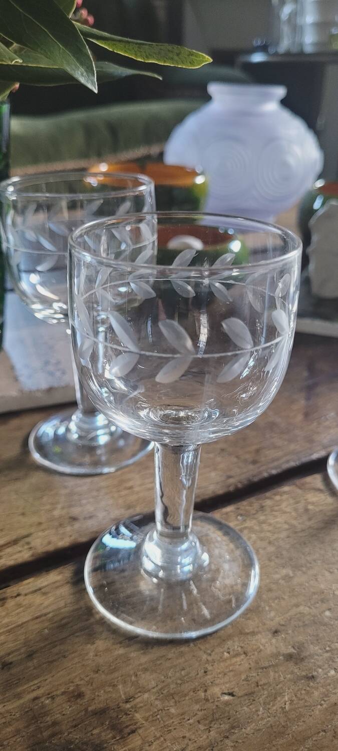 30's stemmed glasses