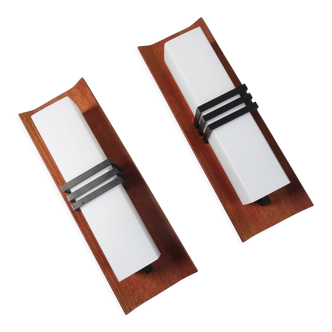 Appliques en teck et verre opalin, lot de 2