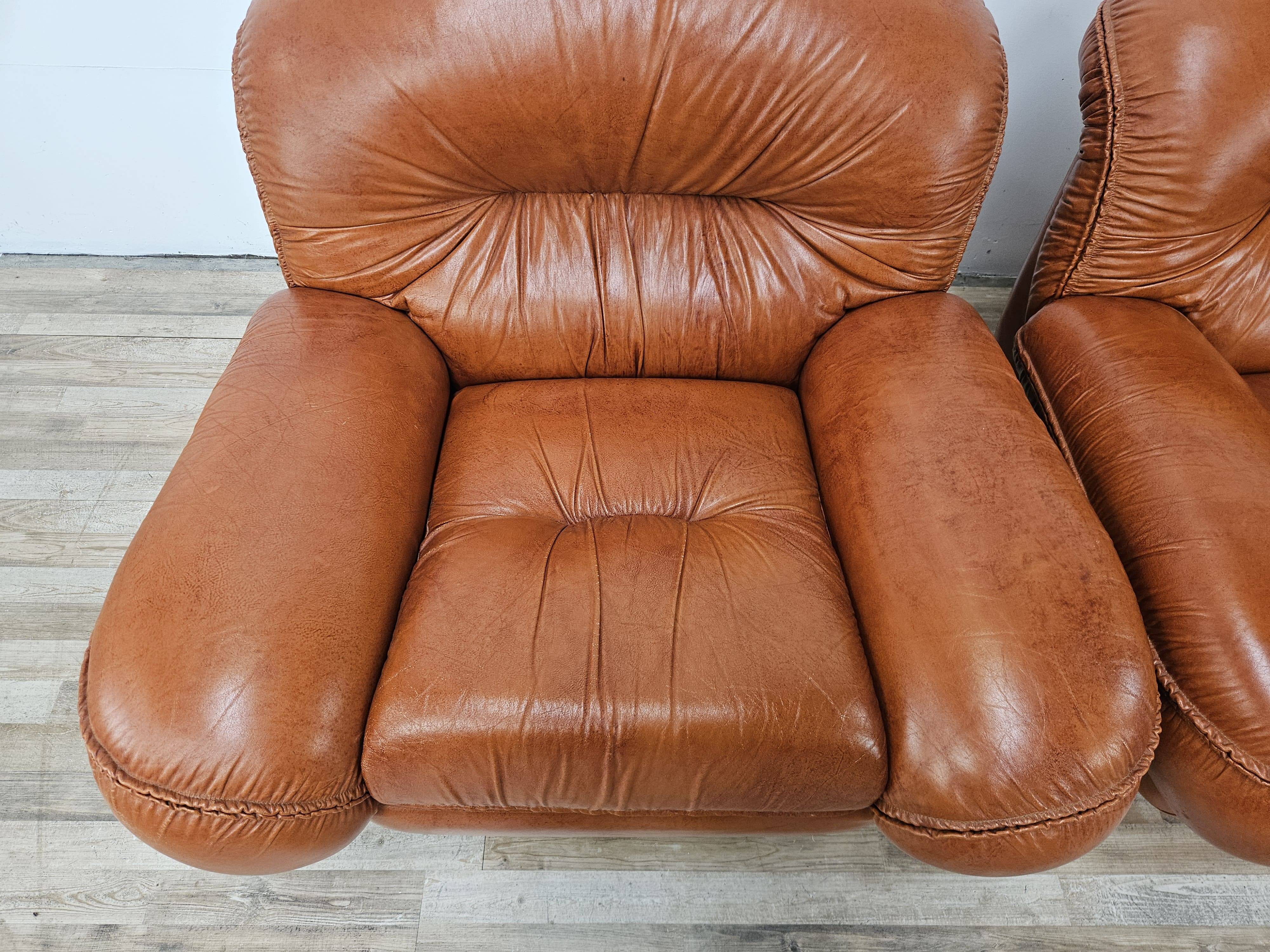 2 fauteuils en cuir cognac, années 1970