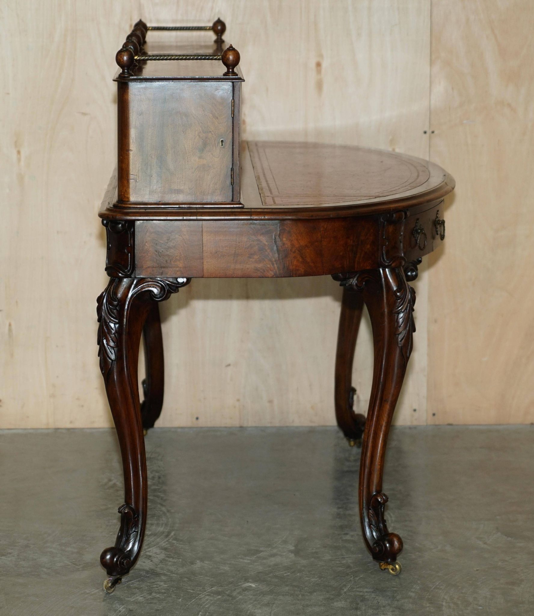 Bureau Demi-Lune en Cuir de Patrick Beakey Dublin circa 1850