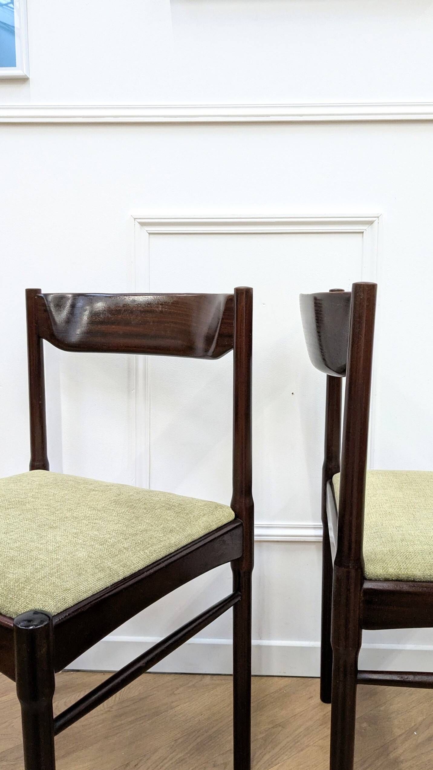 6 green Scandinavian chairs