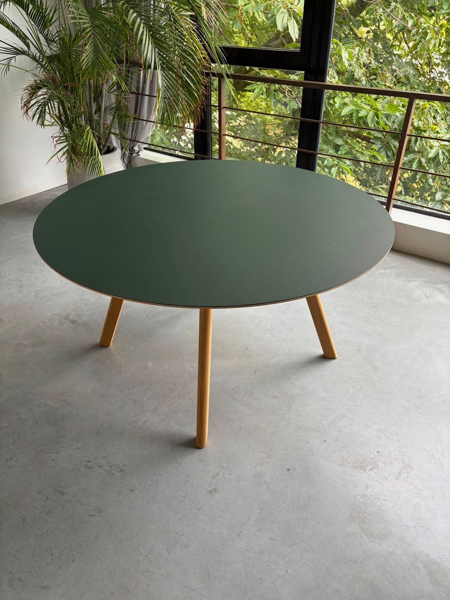 Table Hay CPH25 Ø140 x H74 oak and green linoleum