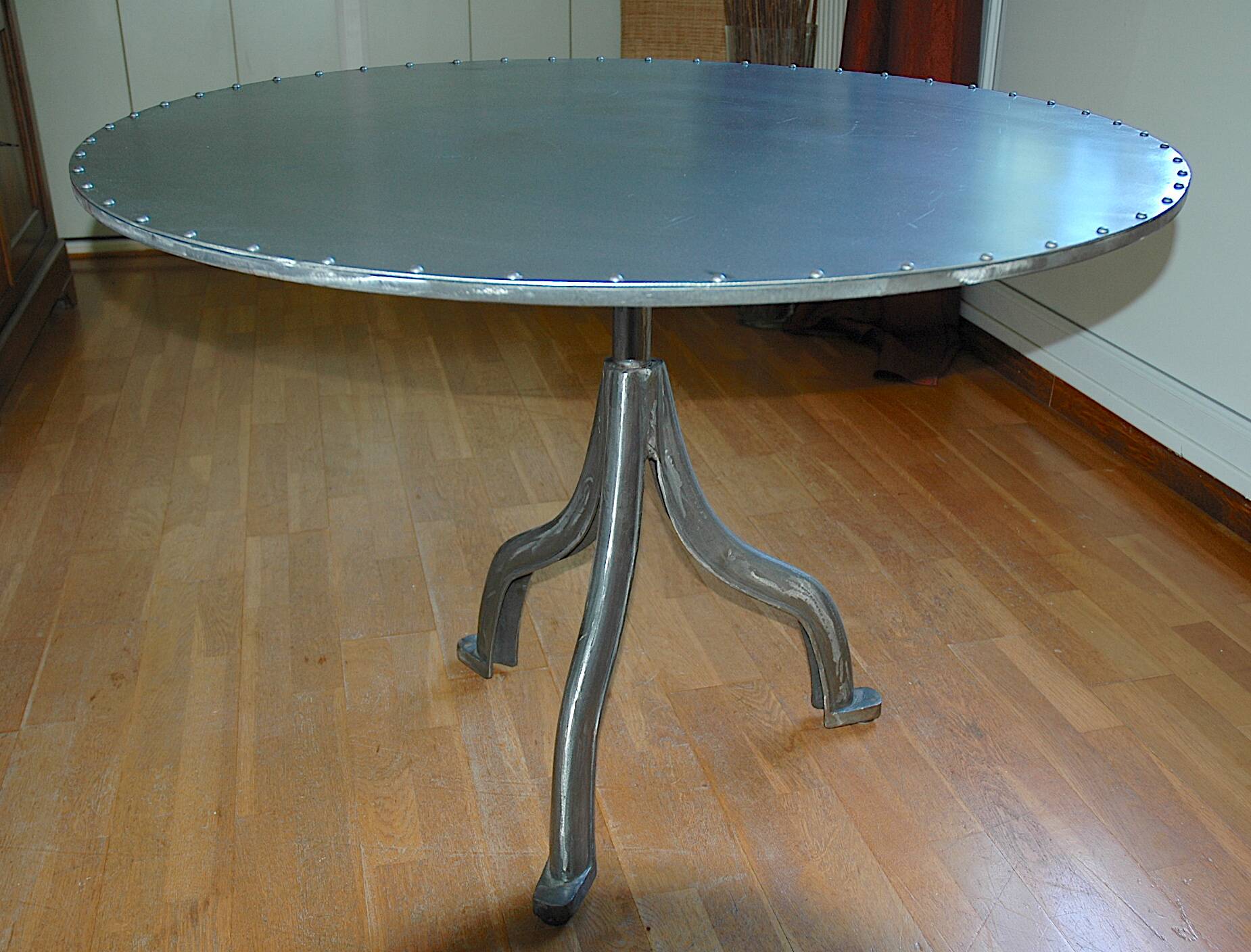 Table d’artiste créateur indépendant, ronde, en acier, style industriel, état neuf