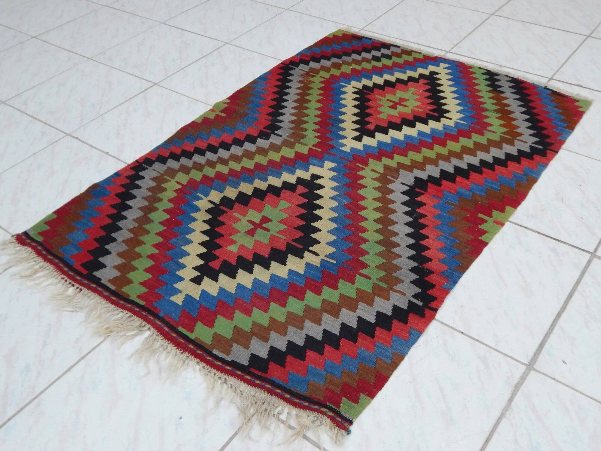 Vintage Turkish kilim, handwoven, 88x127 cm.